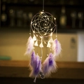 Acchiappasogni a luna fatto a mano con piume viola, luci LED calde e nappe bianche - Viola Con Luce