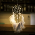 Dettaglio di acchiappasogni a luna con luci LED calde e piume grigie e bianche soffici - Grigio Con Luce