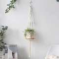 Portapiante boho in macramè con vassoio rotondo in legno e nappine per decorazioni - Stile Tondo m0741