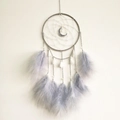 Atrapasueños de luna con plumas grises y red blanca geométrica tejida a mano - Estilo Original / Gris