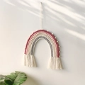 Dettaglio di una decorazione murale arcobaleno con corde di cotone, nappe e pompon bianchi - Arcobaleno Tema Rosa