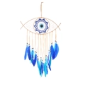 Dettaglio delle piume blu e perline di un acchiappasogni Evil Eye fatto a mano da parete - Azzurro