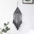 Dettaglio dell'arazzo da parete fatto a mano grigio scuro con frange e nappe intrecciate - 25*85cm / Grigio