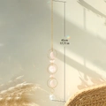 Detail van roze maan zonnevanger met kristallen bol die de totale lengte van 45 cm toont - Roze