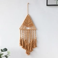 Dettaglio decorazione murale macramè cammello con motivo a triangolo e frange a spirale - 25*85cm / Marrone