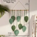 Detail der böhmischen gewebten Baumwollblätter in Grün und Weiß an einem Holzstab - Grüner gewebter Wandteppich
