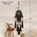 Dettaglio della decorazione murale Mano di Fatima nera boho con perle in legno e nappe - Mano di Fatima Nera