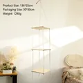 Dettaglio di mensola sospesa in macramè a 3 livelli con corda in cotone e legno naturale - 136*25cm / Triplo Strato