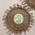 Dettaglio del diametro di 24cm per questo specchio da parete boho fatto a mano in iuta - Piccolo (ms8333)