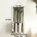 Dettaglio di portalibri in macramè verde fatto a mano con frange in cotone e legno - Scaffale per libri in macramé verde oliva (m02081)