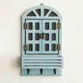 Hellblauer Wandregal im rustikalen Fenster-Stil mit Haken und Antik-Holzoberfläche - Hellblau