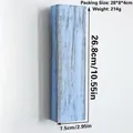 Vista macro di un blocco decorativo in legno azzurro con finitura rustica e invecchiata - Blu