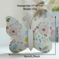 Vista detallada de adorno de mariposa con motivos florales y dimensiones de 16x12cm - Estilo con Estampado Floral (BS4185)