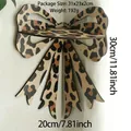 Dettaglio della mensola angolare in legno a fiocco con stampa leopardata marrone da 30 cm - Stile Fiocco Leopardato (ms10786)