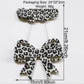 Dettaglio del ciondolo a fiocco leopardato in legno con pannello decorativo a nuvola - 21x15cm / Stile Fiocco Leopardato (ms10607)