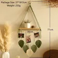 Dettaglio di mensola a muro in macramè con foglie intrecciate e piccole clip in legno - Stile Lungo / Verde Salvia e Crema(m01836)