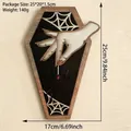 Detailansicht der sargförmigen Gothic-Wanddeko mit Laser-Spinnennetz und Spinnenmotiv - Spinnennetz-Stil (ms10929)