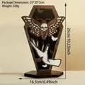 Details eines sargförmigen Holzregals im Gothic-Stil mit Motten- und Handschnitzereien - Totenkopfschwärmer Muster (BS4329)