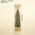 Dettaglio di un arazzo natalizio bohémien con nappe a frangia e supporto in legno - Motivo Albero di Natale (M03088)