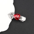 Dettaglio fermaglio per capelli con cuore rosso, cuore argento 'love' e strass lucidi - Doppio cuore rosso