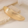 Elegante fermaglio dorato ovale con finitura in metallo spazzolato su supporto in pietra - Oro