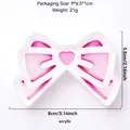 Rosa-weiße Acryl-Schleife mit Herz-Ausschnitt, Abmessungen 8 cm x 5,5 cm - Rosa Weiß Herzstil (bs4854)