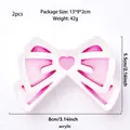 Set mit zwei rosa-weißen Acryl-Schleifen-Anhängern mit Herzmuster, Größe 8x5,5cm - Rosa Weiß Herzstil (2er-Set) (bs4855)
