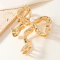 Pinza per capelli a fiocco in metallo liquido dorato con trama martellata e perla - Oro