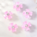 Nahaufnahme von rosa Blumen-Haarspangen mit Glitzerblättern und Strasssteinen - Dunkelrosa