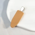 Détail de la barrette à cheveux jaune gingembre mat avec mécanisme à bec de canard argenté - Jaune Terre