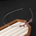 Zilveren metalen haarband met delicate roze strass vlinders in een elegante set - Vlinder Roosrood