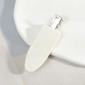 Vue détaillée d'une barrette à cheveux blanc crème avec une pince croco en métal argenté - Blanc Cassé
