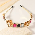 Elegante cerchietto in metallo dorato con gemme colorate, fiori metallici e perle su pietra - Stile Floreale con Gemme Colorate (1)