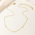 Collana girocollo dorata con cinque ciondoli a stella minimalisti e catena regolabile - Oro