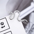 Eleganter schlangenförmiger Haarclip aus Silbermetall mit Schuppentextur auf weißer Karte - Silber (B9326)