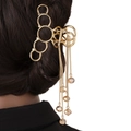 Dettaglio molletta per capelli dorata con nappe e perle di cristallo ambrato sui capelli - Perline a Nappa ad Anello (B2533)