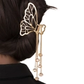 Détail d'une pince à cheveux papillon dorée avec de longs glands de chaînes et perles - Perles de Gland Papillon (C3534)