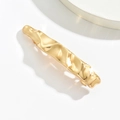 Detailansicht der glänzenden goldfarbenen Metall-Haarklammer mit unregelmäßigem Wellenmuster - Schlanker Wellenstil (1#) / Gold