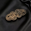 Eleganter Vintage Legierungs-Haarclip in Goldoptik auf schwarzem Seidenhintergrund - Antikgold