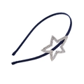 Dettaglio del cerchietto in raso blu navy con decorazione a stella di strass lucidi - Pentagramma