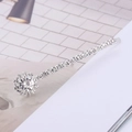 Dettaglio di un fermaglio per capelli in argento con strass e decorazione floreale in zircone - Bianco