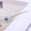 Elegante zilveren haarspeld met een grote blauwe edelsteen en glinsterende strassteentjes - Blauw