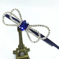 Makroaufnahme von Strass-Haarreif mit dunkelblauem Schmuckstein und Stoffummantelung - Blau (C8419)