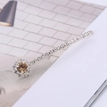 Elegante zilveren haarclip met witte strass steentjes en sprankelend champagne bloemaccent - Kristalgeel