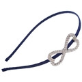 Dettaglio del cerchietto in tessuto blu con motivo a cuore impreziosito da strass argentati - Fiocco