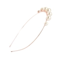 Dettaglio del cerchietto oro rosa con eleganti perle bianche disposte in scala di misura - Oro rosa