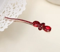 Detail einer roten Tropfen-Haarspange mit Goldbasis und kleinen funkelnden Blumenkristallen - Rot