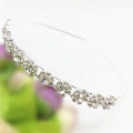 Makro-Detail des eleganten silbernen Haarreif mit funkelndem Sonnenblumen-Strassmuster - Silber Doppellagige Sonnenblume (C7220)