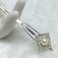 Dettaglio di un fermaglio argento con perla centrale e strass brillanti - Rhombus Shape (B4418)