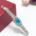 Detalle de la pinza para el cabello con diamantes azules marquise y cristales plateados - Verde